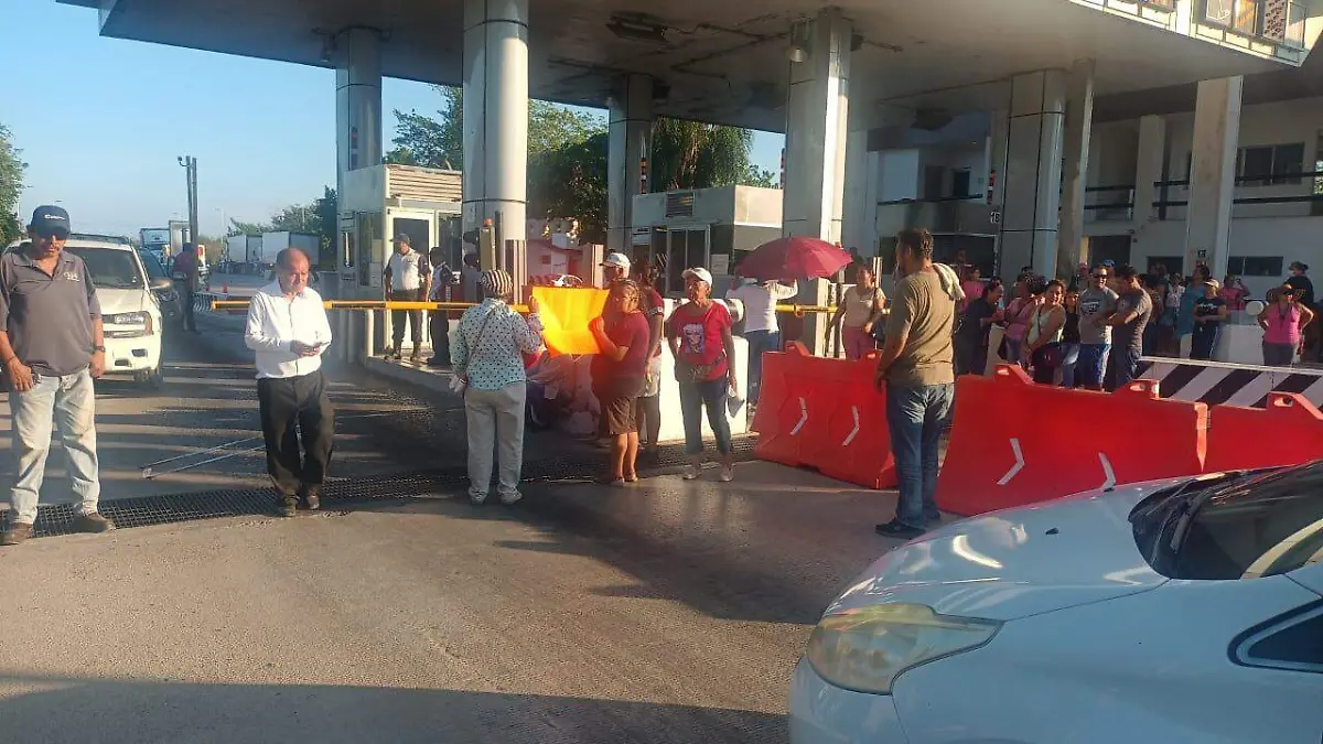 Denuncian contaminación con residuos tóxicos a la altura de la carretera Valles-Tampico Gustavo García (2)